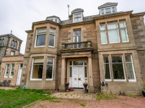 Pass the Keys Renovated 4 Bed Apartment with Private Garden and Car Park